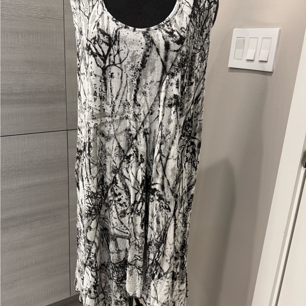 Ladies size 2 X Comfy USA Abstract sleeveless black & white Top